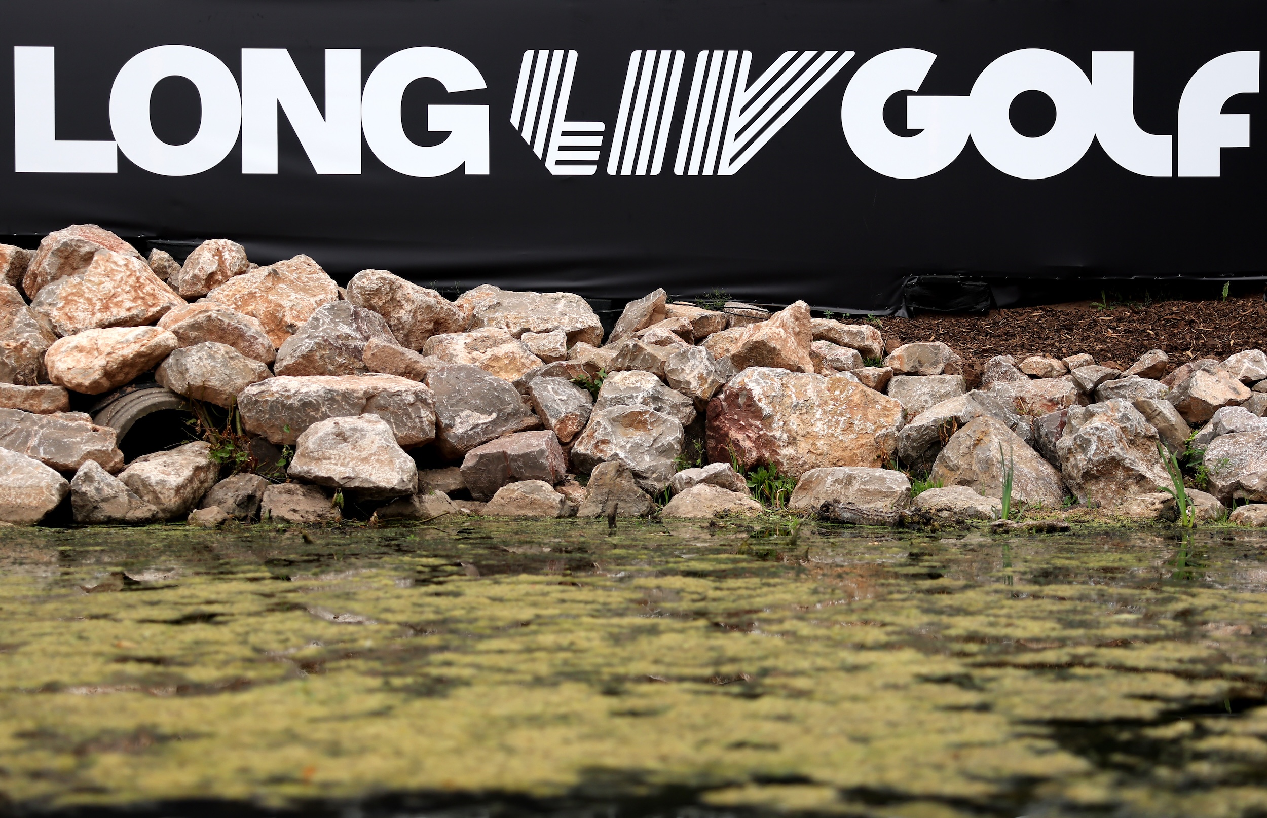 A sign reads "LONG LIV GOLF" at one of their dumb events.