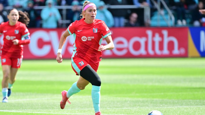 Ellie Bravo-Young #5 of Kansas City Current running with the ball during the first half of a NWSL game between Kansas City Current and Gotham FC at CPKC Stadium on April 4, 2026 in Kansas City, Missouri.