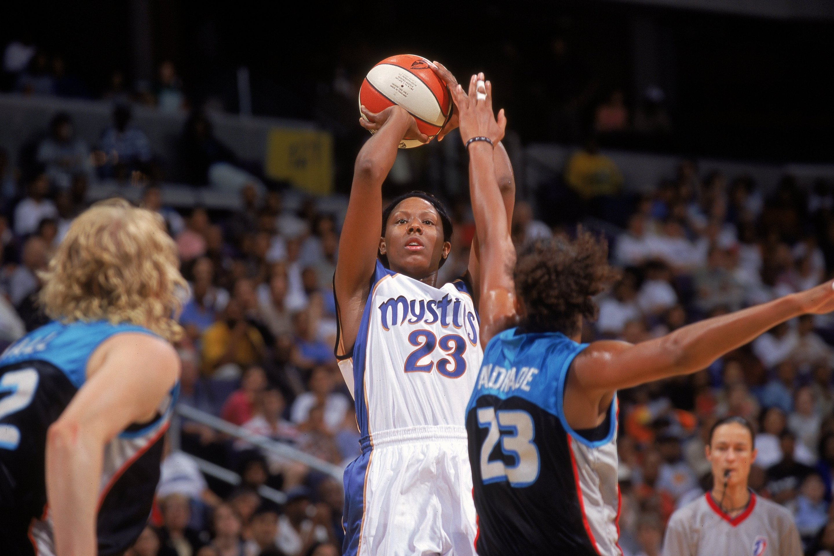 Chamique Holdsclaw #23 of the Washington Mystics gets ready to shoot the ball while Mery Andrade #23 of the Cleveland Rockers guards her