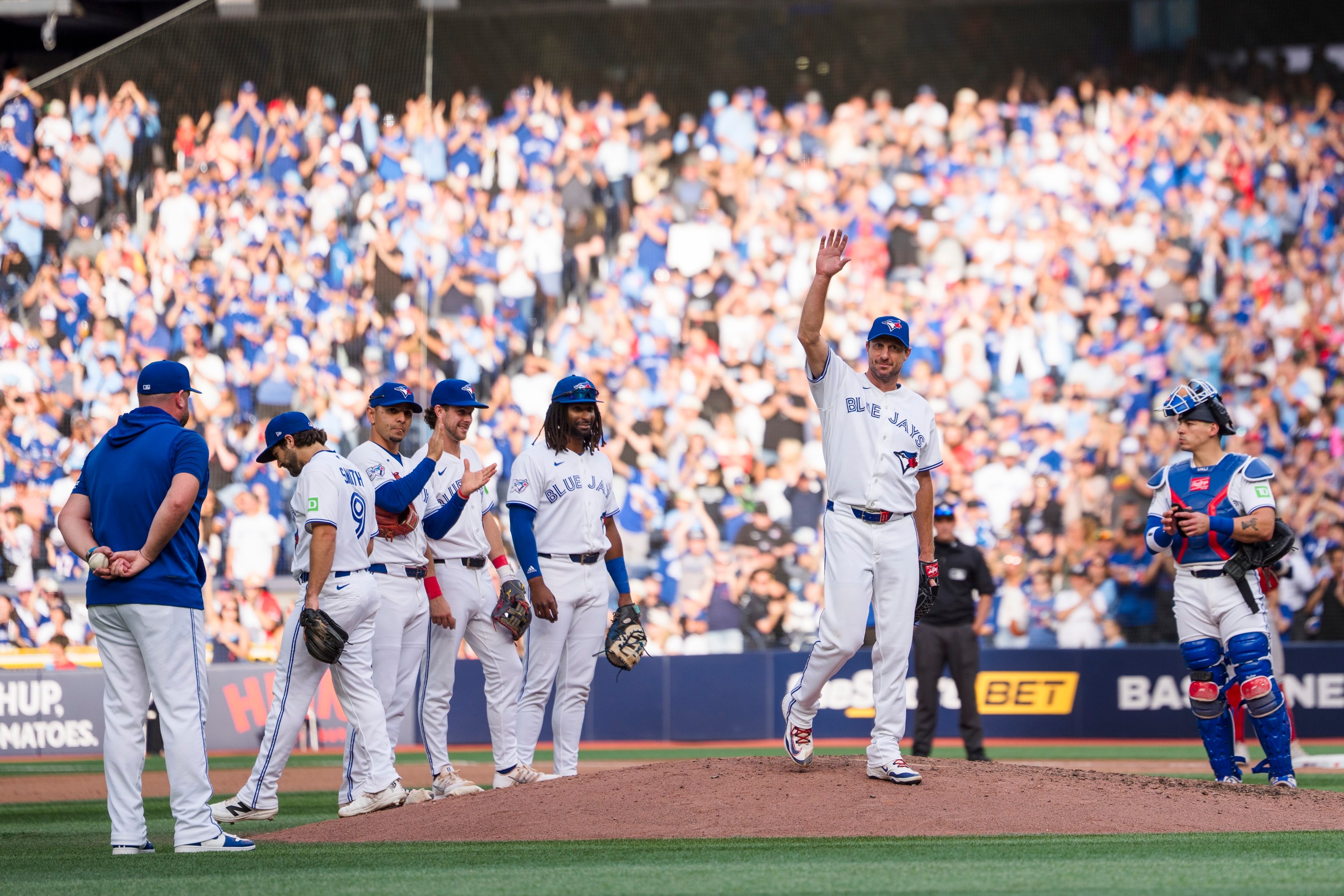 TORONTO, CANADA - SEPTEMBER 27: in their MLB game at the Rogers Centre on September 27, 2026 in Toronto, Ontario, Canada. (Photo by Mark Blinch/Getty Images)
