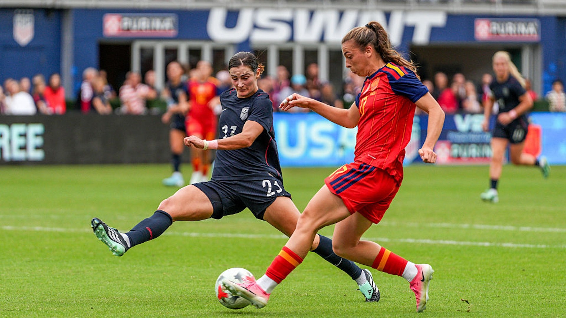 Emily Fox (L) of USA in action against Lucia Corrales (17) of Spain